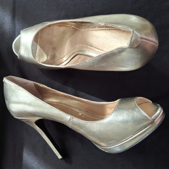 BCBGeneration Silver Metallic Peep-Toe 4.5 in Heel Pumps Sz 9.5 NWOT - Picture 4 of 9